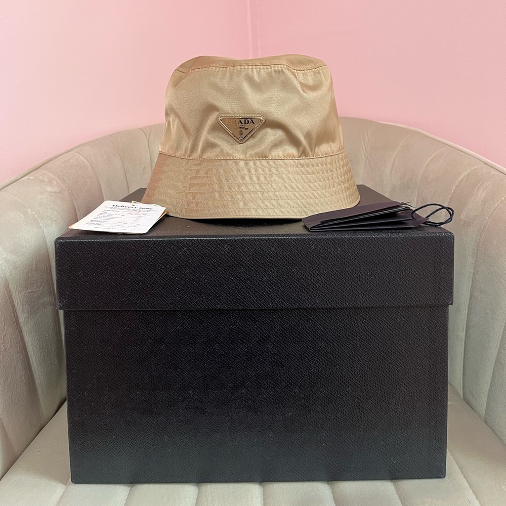 prada re-nylon bucket hat in beige